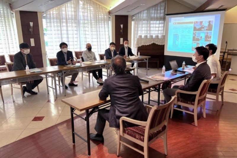 ㈜메디컬오 장동훈 대표와 일본 타케가와 병원 관계자들이 한 자리에 모여 MOU 논의를 하고 있다.