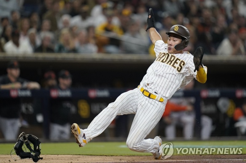 (샌디에이고 AP=연합뉴스) 샌디에이고 파드리스 김하성이 5일(한국시간) 미국 캘리포니아주 샌디에이고 펫코파크에서 열린 샌프란시스코 자이언츠와의 홈 경기, 6회에 득점하고 있다.