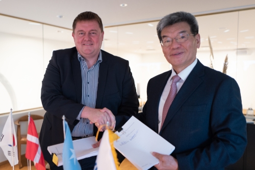 사진 오른쪽부터 한국조선해양 가삼현 대표이사, 머스크 팔리 로슨(Palle Laursen) 기술총책임자(CTO)