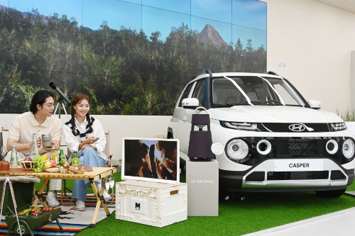 LG전자가 현대차와 손잡고 이달 7일부터 올해 말까지 LG베스트샵 강북본점과 수원본점에서 캠핑 체험존을 운영한다. 체험존에는 캠핑가전으로 주목받고 있는 ‘LG 룸앤TV’, 프리미엄 무선 스피커 ‘LG 엑스붐 360’ 등과 현대차의 경형 스포츠유틸리티차량(SUV) ‘캐스퍼’를 전시해 캠핑장 분위기를 연출한다. 모델들이 LG베스트샵 수원본점 캠핑 체험존에서 직접 제품을 체험해보고 있다.