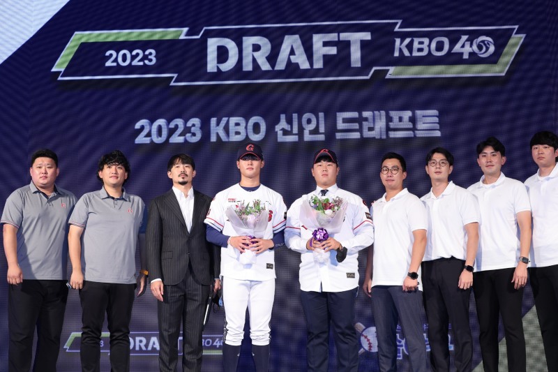 2023 KBO 신인 드래프트에서 롯데에 지명된 신인선수들과 프런트들이 기념촬영을 했다.