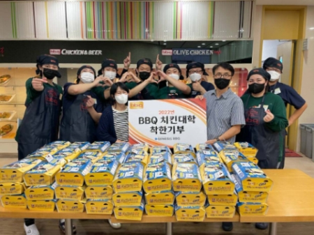 제너시스BBQ의 치킨대학 착한기부를 통해 노인복지센터에 치킨을 기부하고 있다