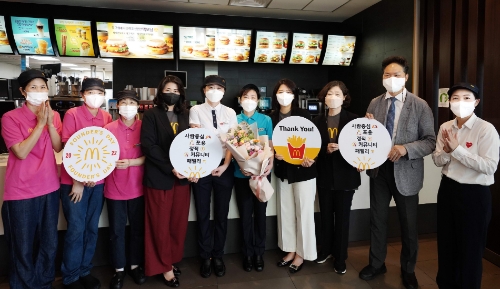 한국맥도날드는 ‘창립자의 날(Founder’s Day)’을 맞아 김기원 대표이사를 비롯한 본사 임원들이 매장을 방문해 매장 직원들에게 감사의 마음을 전달했다고 밝혔다