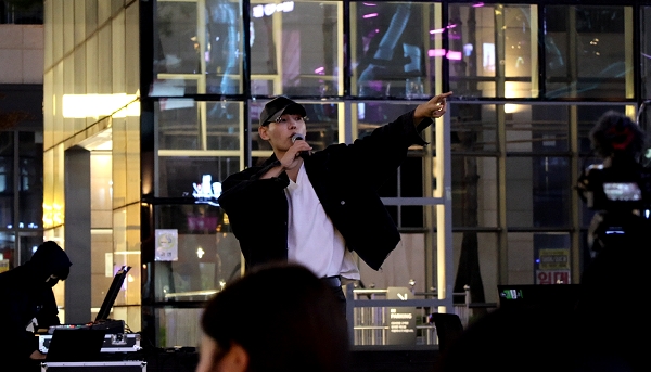 가수 로이스, 송도 타임스페이스 버스킹 개최