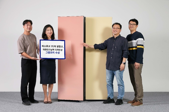 삼성전자는 6일 자사 제품인 비스포크 1도어 냉장고가 대한인간공학회가 주관하는 ‘2022년 인간공학 디자인상’에서 최고상인 ‘그랑프리’를 수상했다고 밝혔다. 삼성전자 생활가전사업부 CX팀 이보나 상무와 팀원들이 인간공학디자인상 '그랑프리'를 수상한 비스포크 1도어 냉장고를 소개하고 있는 모습. (사진 = 삼성전자 제공)