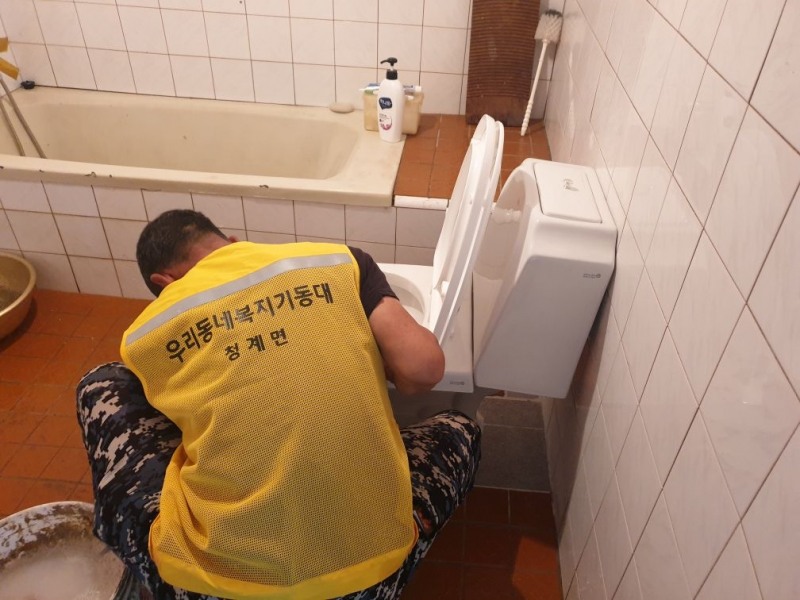 무안군 청계면 독거노인 주거환경 개선 봉사활동 모습 (사진제공 = 무안군)