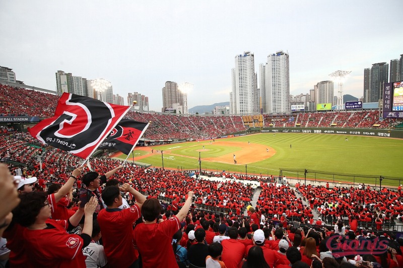 롯데 구단은 8일 올시즌 최종전인 사직 LG전에서 열릴 이대호 은퇴식에 그동안 이대호로 받은 부산 시민의 사랑에 보답하기 위해 1억원을 기부해 소외 계층을 위해 사용할 예정이다.