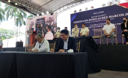 필리핀 '제이미 바티스타 필리핀 교통부장관'(왼쪽)과 롯데건설 김종수 토목사업본부장(오른쪽)이 계약서에 서명하고 있는 모습