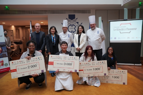 요리대회 수상자 및 심사위원단, 지난 5일(현지시각 기준) 프랑스 파리 ‘르 꼬르동 블루’ 본교에서 진행된 ‘종가 김치 쿡 오프(JONGGA Kimchi Cook-off)’ 요리대회 시상식에서 수상자와 심사위원단이 기념촬영을 하고 있다.