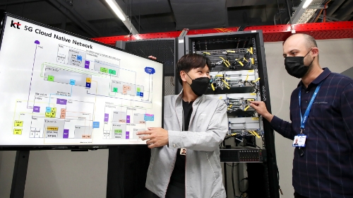 KT 및 노키아 관계자가 5G 네트워크의 클라우드 전환 시연 결과를 확인하는 모습