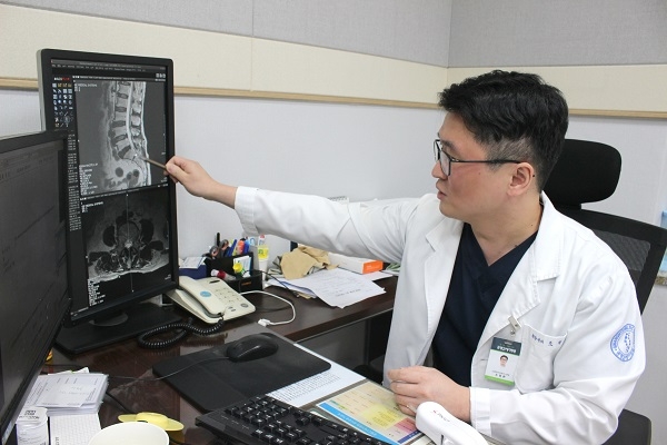 허리통증으로 오래 걷기 힘들다? 척추관 협착증 의심해야