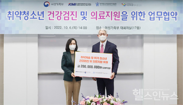 (왼쪽부터)김현숙여성가족부장관,이상호KMI한국의학연구소이사장