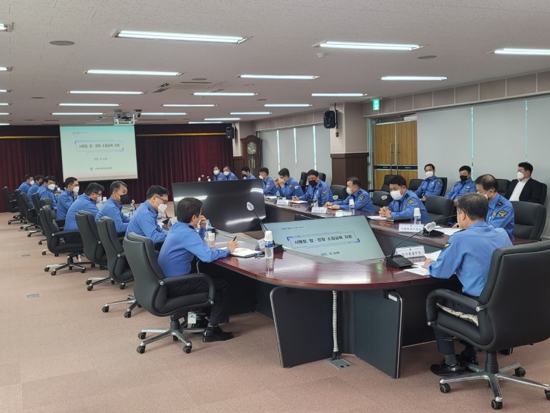 외국어선 성어기 대비 및 동절기 안전사고 예방을 위한 함·정장 교육을 실시 모습 (사진제공 = 서해지방해양경찰청)