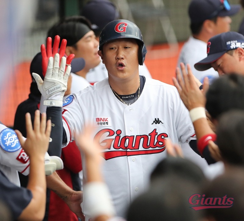 '조선의 4번타자' 이대호, 부산시 대표 홍보대사 맡아