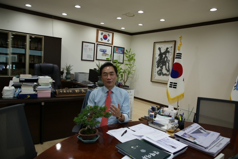 정장선 평택시장이 7일 비욘드포스트와의 인터뷰에서 최근 현안과 화두에 대한 자신과 시의 정책방향을 설명하고 있다.(사진=김형운 기자)