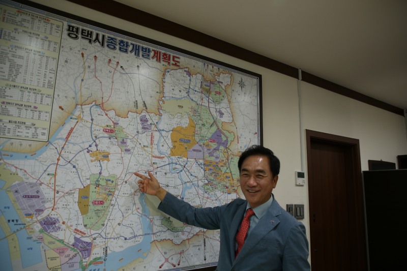 정장선 평택시장이 균형발전과 100만 특례시 발판마련을 위한 구상을 밝히고 있다.(사진=김형운 기자)
