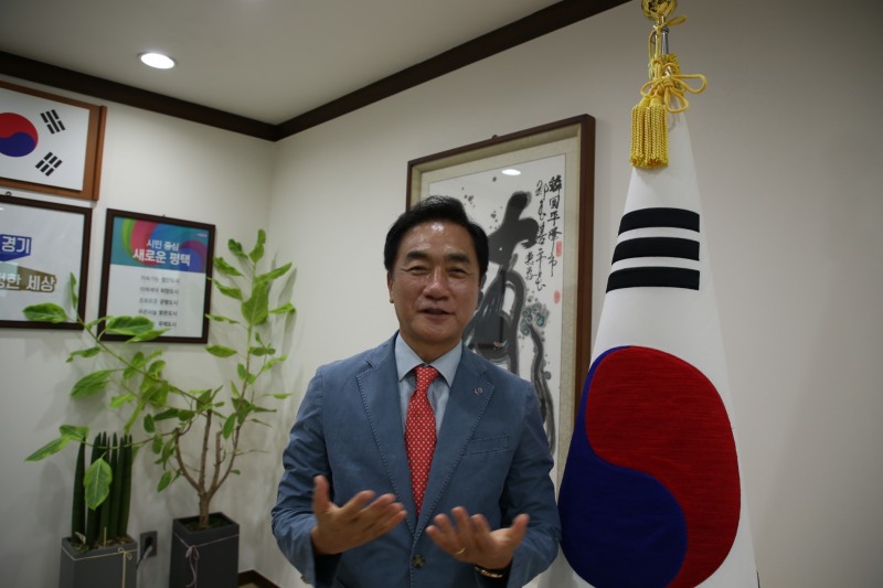 정장선 평택시장이 출산율 제고와 복지사각 제거를 위한 정책 방향을 설명하고 있다.(사진=김형운 기자)