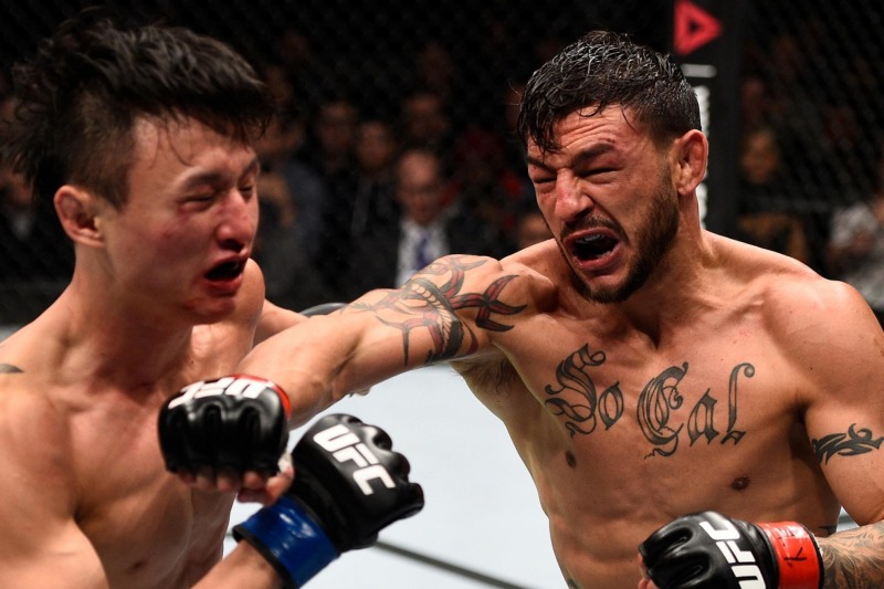 UFC 명예의 전당에 헌액된 최두호(왼쪽)와 컵 스완슨 경기의 한장면(사진=UFC)