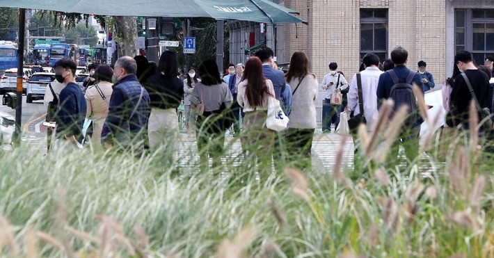 기온이 떨어져 쌀쌀한 날씨를 보인 지난 5일 오전 서울 중구 세종대로사거리에서 몸을 웅크린 시민들이 출근을 하고 있다.