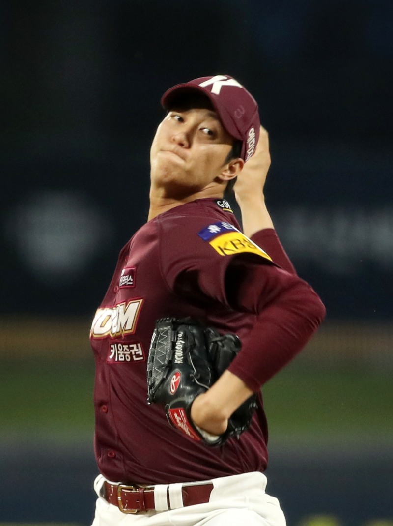 안우진이 8일 두산과의 올시즌 마지막 경기에 선발로 나서 역대 최다탈삼진에 시즌 최저 평균자책점, 그리고 키움의 3위 안착까지 세마리 토끼를 쫒는다.