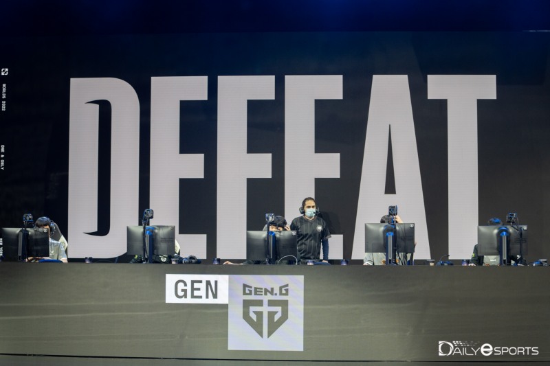 2022 리그오브레전드 월드챔피언십 첫 경기에서 패한 젠지.