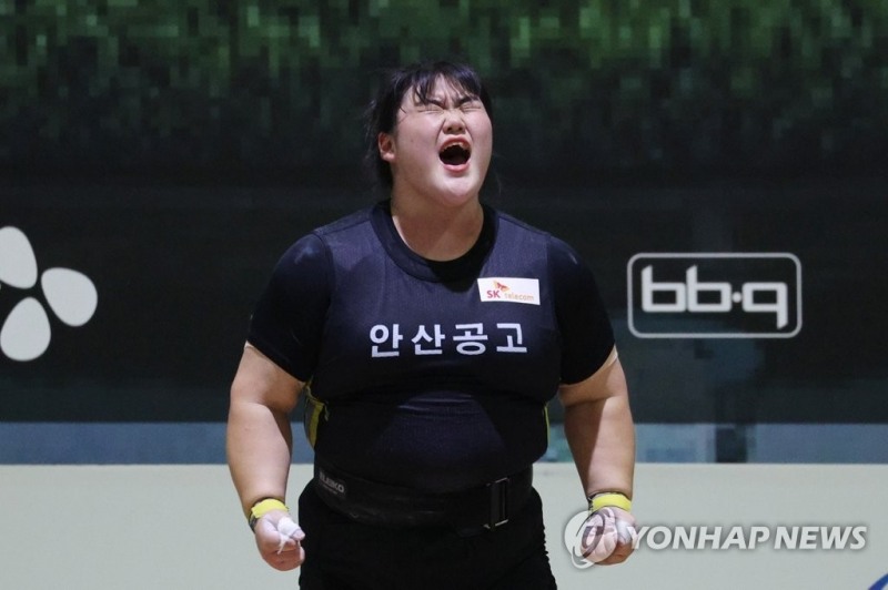 (울산=연합뉴스) 8일 오전 울산전시컨벤션센터(UECO)에서 열린 제103회 전국체육대회 역도 여자 고등부 87㎏이상급. 박혜정(안산공고)이 용상 2차 시기에서 161㎏을 성공한 뒤 포효하고 있다.