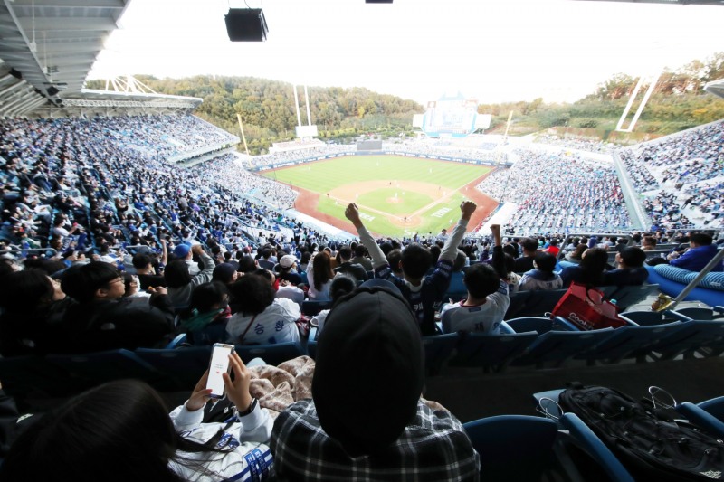 2022년 시즌 최종전에 첫 만원사례를 이룬 대구 홈경기에서 수아레즈가 13전14기만에 첫 홈경기 승리를 안았다.[삼성 라이온즈}