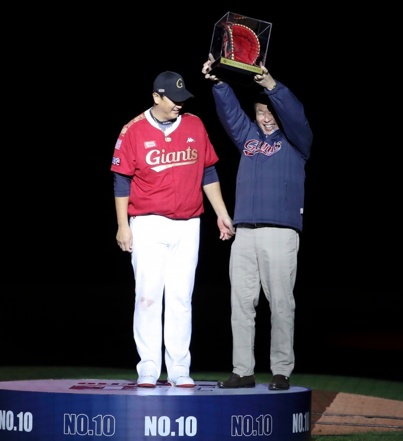 롯데 신동빈 구단주가 이대호로부터 선물로 받은 실착 글러브를 높이 들어 보이고 잇다.