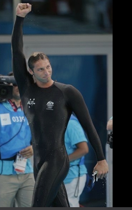2000년대 전반 호주의 세계적인 수영 스타 이안 소프가 입었던 전신수영복. 2009년 이탈리아 세계수영선수권대회이후 전신수영복은 수영 기본 원칙에 위배된다는 이유로 금지됐다. 
