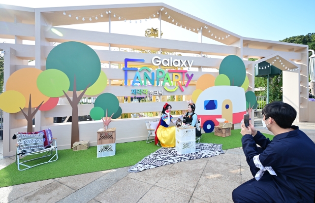 '제각각 시그니처 포토존'에서 갤럭시 찐팬들이 다양한 소품들과 함께 인증샷을 남기는 모습.