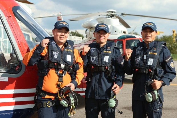 경기도 특수대응단 119항공대 기장과 정비사들이 무사고 1만5.000시간 달성 기념촬영을 하고 있다. 사진 왼쪽부터 김승욱 정비사, 김동진 기장, 이강화 기장 모습.