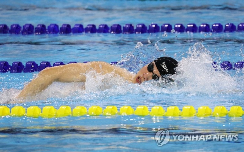 (울산=연합뉴스) 9일 오후 울산 남구 문수실내수영장에서 열린 제103회 전국체육대회 남자일반부 계영 800m. 네 번째 주자로 나선 황선우(강원도청)가 힘차게 물살을 가르고 있다.