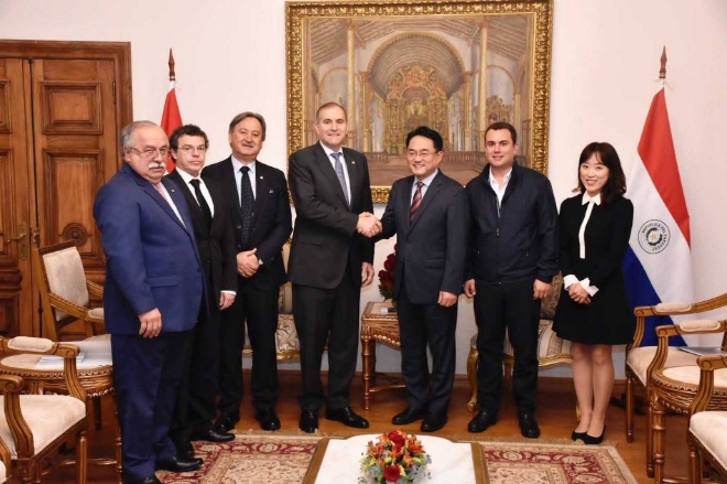 박철연 현대차 중남미판매실장(오른쪽 세번째부터)이 지난달 29일 파라과이 아순시온 외교부 청사에서 훌리오 아리올라 라미레즈(Julio César Arriola Ramírez) 외교부 장관과 라울 실베로 실바그니(Raúl Silvero Silvagni) 외무부 차관, 엔리케 프랑코(Enrique Franco) 경제부 차관, 후안 안드레스(Juan Andrés) 행정기술부 차관 등과 부산세계박람회 유치 관련 면담을 한 후 기념사진을 촬영하는 모습.