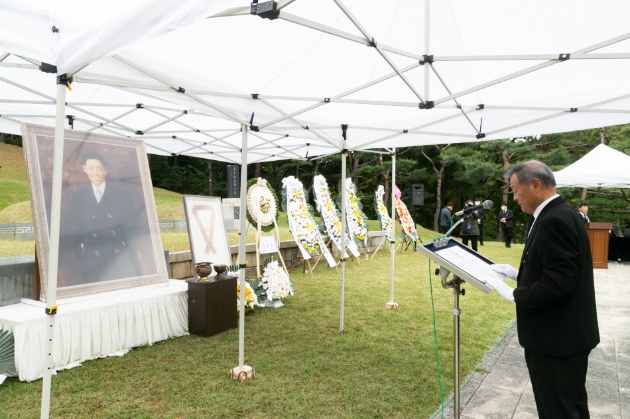 이봉창 의사 존영 앞에서 추모사 낭독하는 이봉창의사기념사업회 정수용 회장 모습.