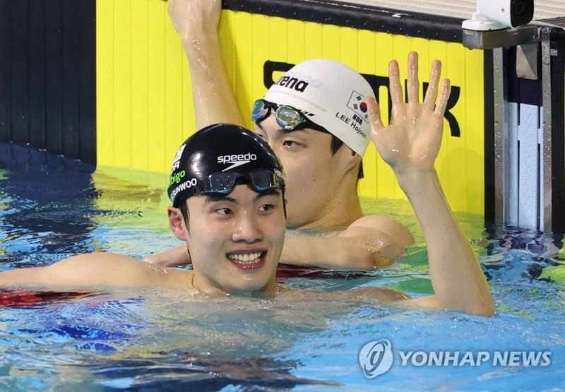 (울산=연합뉴스) 10일 오후 울산 남구 문수실내수영장에서 열린 제103회 전국체육대회 수영 남자일반부 자유형 200m 결승에서 황선우(강원도청)가 금메달을 확정지은 뒤 기뻐하고 있다.