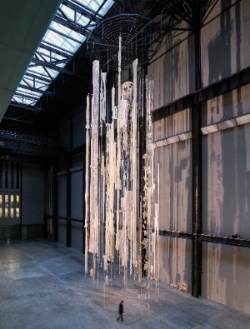 '현대 커미션: 세실리아 비쿠냐: brain forest quipu' 전시 전경출처: Hyundai Commission: Cecilia Vicuña: Brain Forest Quipu Installation View at Tate Modern 2022. Photo © Tate (Matt Greenwood)