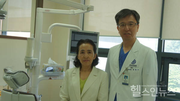 (왼쪽부터)‘선한미소기금’으로치과치료지원을받은대상자와정영수연세대학교치과대학병원장