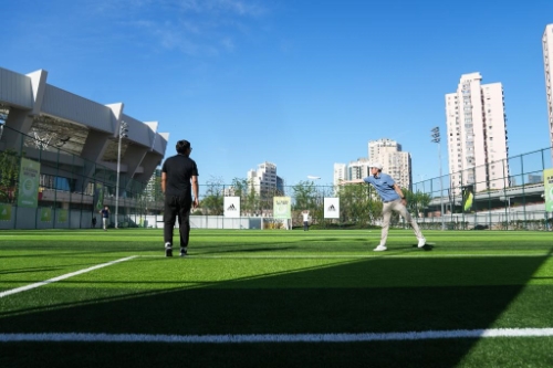 한 시민이 지난 8월 8일 상하이 쉬자후이(徐家匯)체육공원에서 프리스비를 던지고 있다. /사진제공=신화통신