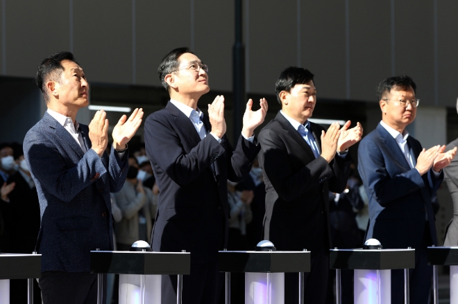11일 세계 최대 바이오의약품 생산 시설인 삼성바이오로직스 제4공장 준공식에 참석한 이재용(왼쪽에서 두번째) 부회장의 모습. (사진 왼쪽부터) 고한승 삼성바이오에피스 사장, 이재용 삼성전자 부회장, 존 림 삼성바이오로직스 사장, 최성안 삼성엔지니어링 사장. (사진 = 삼성전자 제공)