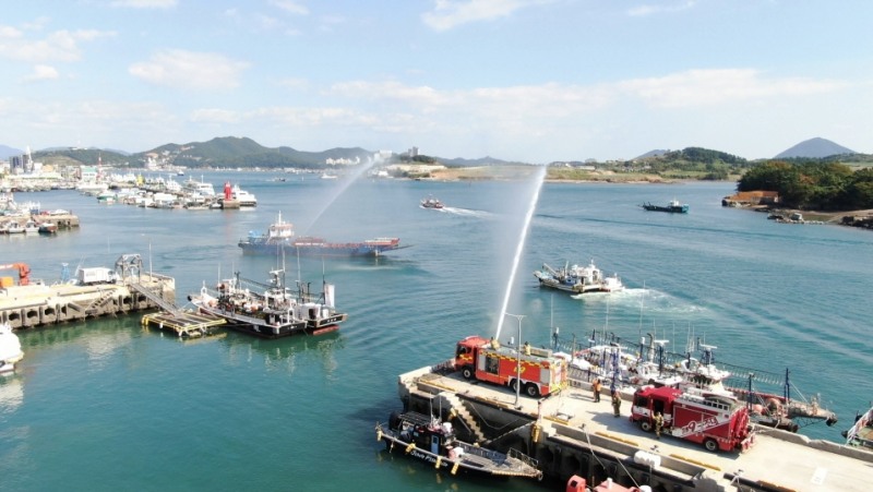민·관합동 선박화재 대응훈련 모습 (사진제공 = 여수해양경찰서)