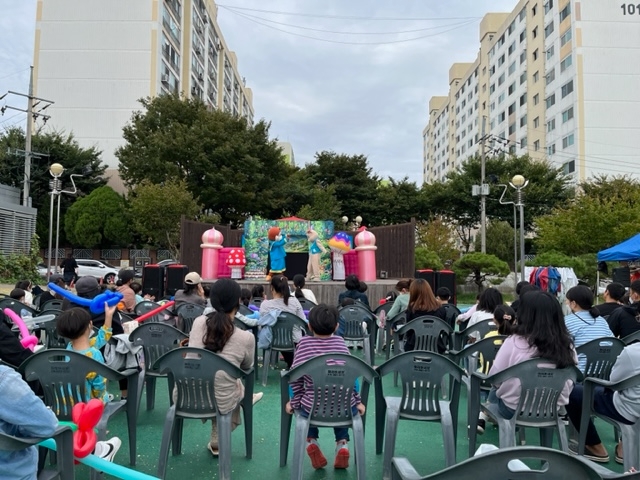 화순열린도서관 독서문화진흥 행사 ‘밖으로 나온 도서관’ 인형극 공연 (사진제공 = 화순군)