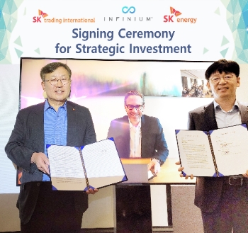 9월 30일 서울 종로구 SK서린빌딩에서 화상회의 형태로 열린 SK트레이딩인터내셔널(SKTI)의 인피니움 투자 협약식에서 서석원 SKTI 사장(왼쪽)과 노상구 SK에너지 전략∙운영본부장이 인피니움의 로버트 슈츨레 최고경영자(CEO, TV 속 인물)와 투자협약 문서를 들어 보이고 있다.