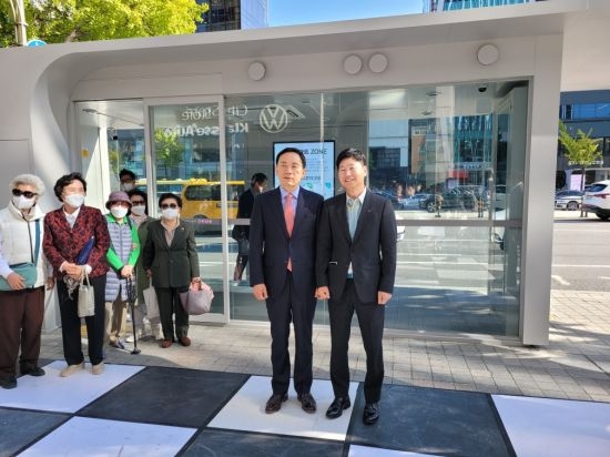 11일 오후에 열린 도산대로 그린스마트존 개통식 후 기념 사진을 찍는 모습. 조성명 강남구청장(좌), 전정환 드웰링 대표(우)