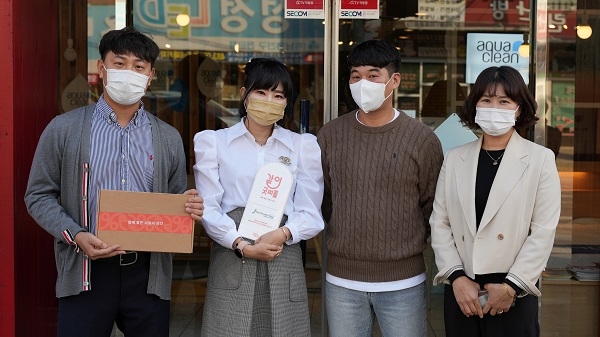 사진=(왼쪽 두 번째부터) 성정가구백화점 오미경 대표, 입주연합IY 양성봉 대표