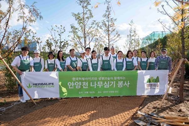 한국허벌라이프, 안양천 '나무심기 봉사활동’ 진행