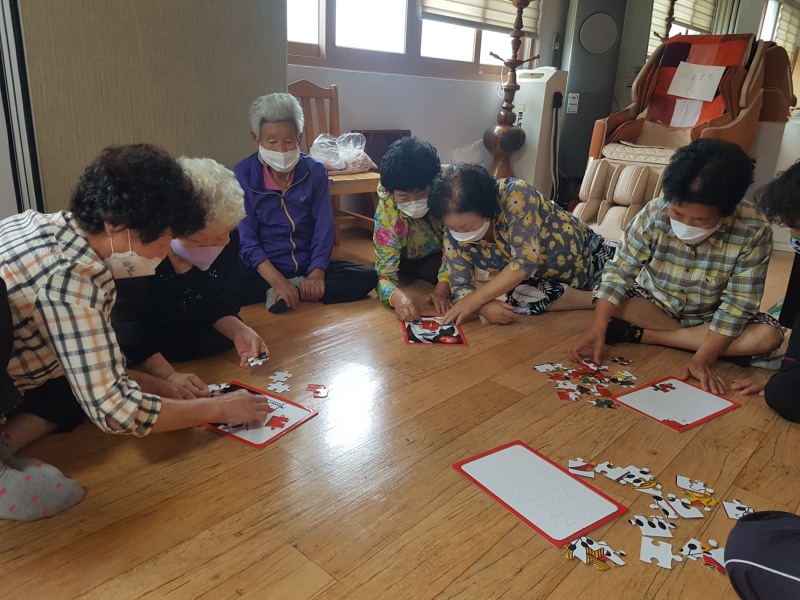 치매 예방 활동 '그림 맞추기' 모습 (사진제공 = 군산시)