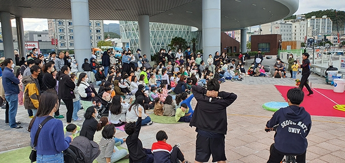 해조류센터에서 진행된 마술 공연 모습 (사진제공 = 완도군)
