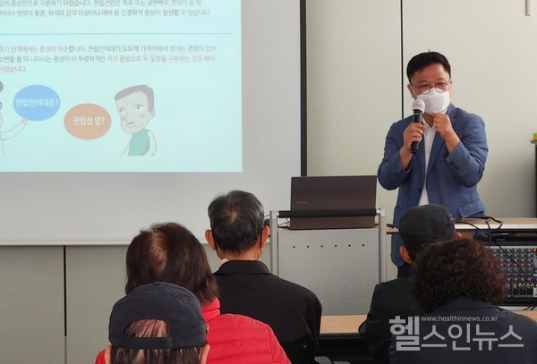 의정부을지대병원조정만교수가연천군노인복지관에서무료건강강좌를진행했다.