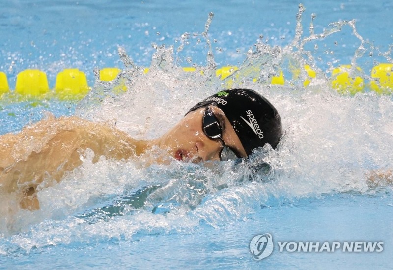 (울산=연합뉴스) 12일 오후 울산 남구 문수실내수영장에서 열린 제103회 전국체육대회 수영 남자일반부 자유형 100m 결승에서 황선우(강원도청)가 역영하고 있다.황선우는 이날 47초78로 대회신기록을 세우며 4관왕에 올랐다.