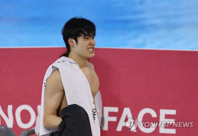 (울산=연합뉴스) 12일 오후 울산 남구 문수실내수영장에서 열린 제103회 전국체육대회 수영 남자일반부 자유형 100m에서 금메달을 확정지은 황선우(강원도청)가 경기를 마친 뒤 퇴장하고 있다.